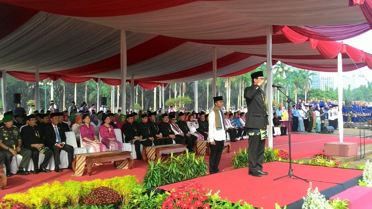 Berbalut Beskap Hitam, Ahok Pimpin Upacara HUT ke-488 DKI Jakarta