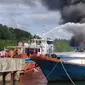 Kapal penumpang antar pulau bermerek KM Beriloga Terbakar di KM 0, Pelabuhan Tuapeijat Kabupaten Kepulauan Mentawai, Sumatera Barat (Sumbar) pada Rabu (13/7/2022) siang. (liputan6.com/ ist)