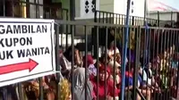 Ribuan warga berdesakan demi mendapat kupon kurban dari Masjid Agung Tegal.