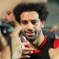 Pesepakbola timnas Mesir, Mohamed Salah dikelilingi fotografer dan penggemar pada sesi latihan terakhir timnya menuju Piala Dunia 2018 di Kairo, Sabtu (9/6). Tim pelatih Mesir tetap memasukkan Mo Salah ke dalam skuat utama ke Rusia. (AP/Amr Nabil)