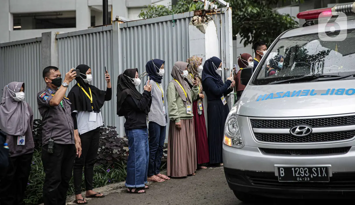 Pelepasan salah satu tenaga kesehatan yang meninggal akibat terpapar COVID-19 di RSDC Wisma Atlet, Jakarta, Rabu (23/2/2022). Pelepasan jenazah Tiur Octavia yang meninggal setelah dirawat di RS Persahabatan dihadiri ratusan rekan tenaga kesehatan RSDC. (Liputan6.com/Faizal Fanani)