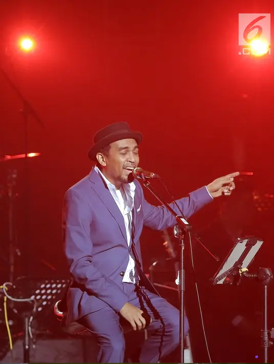Penyanyi Glenn Fredly dalam konser 'Harmonia: Titik Balik' di Balai Sarbini, Jakarta, Kamis (14/2). Konser yang juga diisi oleh penyanyi Aderaprabu Lantip Trengginas alias Adera tersebut berlangsung tepat di hari Valentine. (Fimela.com/ Bambang E. Ros)