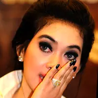 Heboh kasus hukum antara Feriyana Lim dan Abraham Samad ternyata menyeret nama Syahrini. Seperti apa hubungan keduanya?