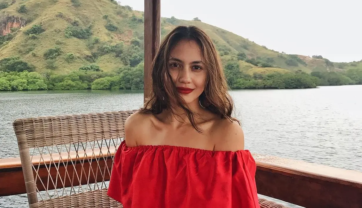 Jadi aktris yang memiliki paras cantik, Pevita Pearce seolah selalu cocok dengan pa ayang ia gunakan. Salah satunya blouse off shoulder berwarna merah ini. (Liputan6.com/IG/@pevpearce)