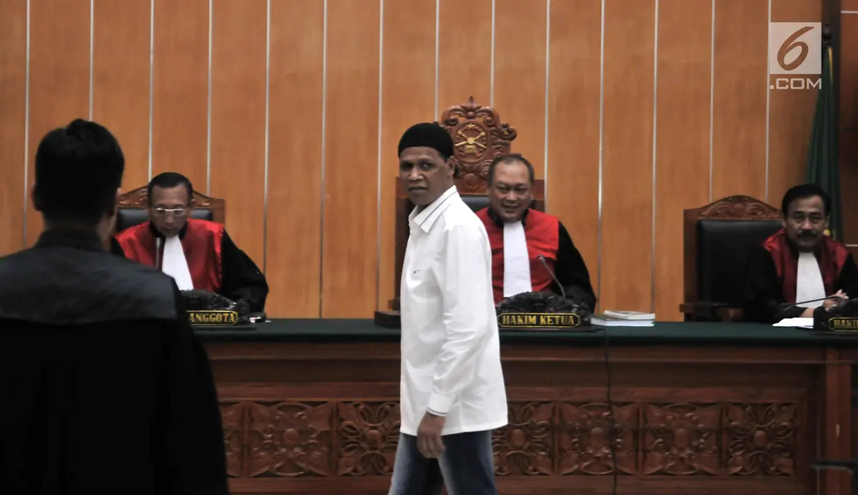 Terdakwa Hercules Rosario Marshal usai menjalani sidang perdana di PN Jakarta Barat, Rabu (16/1). Hercules meminta proses persidangan dipercepat karena ingin melangsungkan umrah. (Merdeka.com/Iqbal Nugroho)