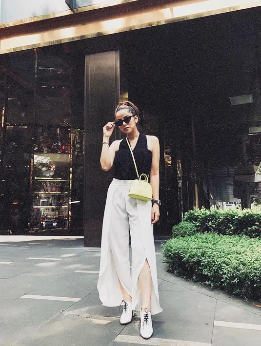 Melihat penampilan Olla Ramlan yang selalu memukau membuat dirinya cocok banget disebut sebagai mama muda yang kekinian. Pasalnya, melihat penampilannya, ibu tiga anak ini masih terlihat seperti anak muda yang kece badai. (Instagram/ollaramlanaufar)