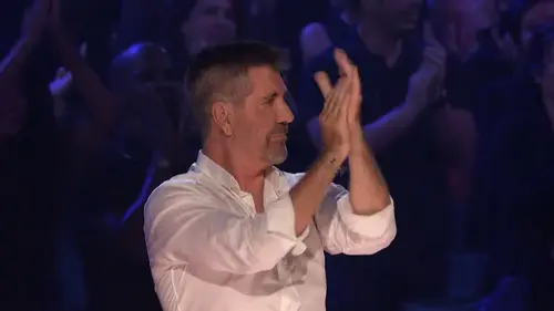 Reaksi Simon Cowell melihat penampilan Putri Ariani dalam America's Got Talent. (YouTUbe/ America's Got Talent)