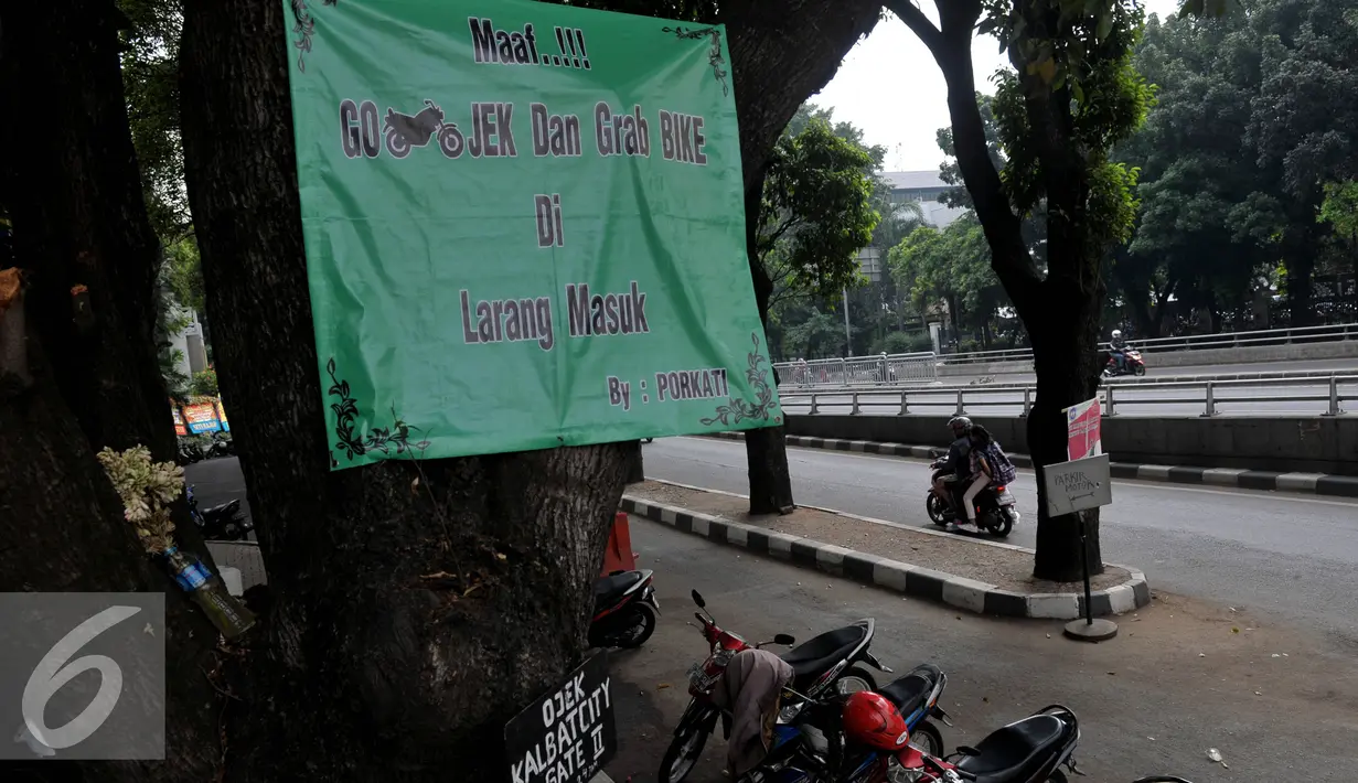 Kehadiran ojek online membuat para tukang ojek konvensional merasa terancam, Jakarta, Rabu (8/7/2015). Mereka pun membuat larangan kepada pengendara Go-Jek dan GrabBike untuk masuk ke kawasan operasionalnya. (Liputan6.com/JohanTallo)