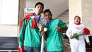Dua pemain Timnas Indonesia U-16, Rendy Juliansyah dan Hamsah Lestaluhu berfoto saat tiba di Bandara Soekarno-Hatta, Cengkareng, Senin (19/6/2017). Timnas U-16 meraih juara pada ajang Tien Phong Plastic Tournament 2017. (Bola.com/Nicklas Hanoatubun)