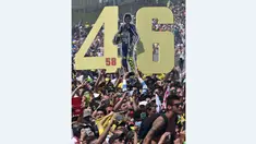 Fans Valentino Rossi memadati lintasan jelang podium GP Italia di Sirkuit Mugello, Italia, (31/5/2015). Rossi finis ketiga di seri ini. (AFP Photo/Gabriel Bouys)