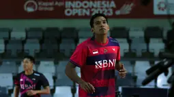 Pebulu tangkis tunggal putra Indonesia, Chico Aurta Dwi Wardoyo (kanan) dan Jonatan Christie melakukan pemanasan saat latihan menjelang Indonesia Open 2023 di Istora Senayan, Jakarta, Senin (12/06/2023). Turnamen BWF Super 1000 tersebut diikuti oleh 268 atlet dari 20 negara yang berlangsung pada 13-18 Juni 2023. (Bola.com/Bagaskara Lazuardi)