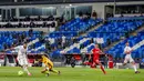 Pemain Real Madrid Karim Benzema (kiri) berebut bola dengan penjaga gawang Sevilla Bono pada pertandingan La Liga Spanyol di Alfredo di Stefano Stadium, Madrid, Spanyol, Minggu (9/5/2021). (AP Photo/Manu Fernandez)