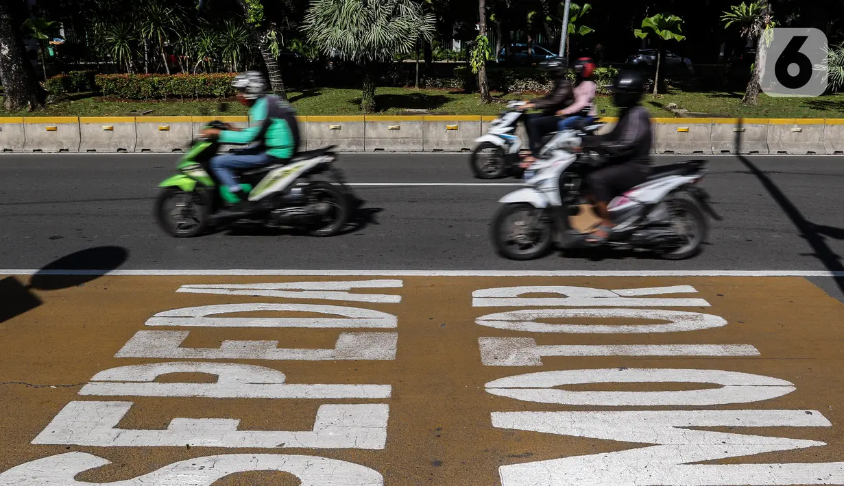 Kendaraan Roda dua melintasi Jalur Khusus Sepeda Motor dijalan Medan Merdeka Barat, Jakarta, Jumat (21/8/2020). Pemprov DKI Jakarta mengeluarkan Pergub Nomor 80 Tahun 2020 tentang Pelaksanaan PSBB Pada Masa Transisi Menuju Masyarakat Sehat, Aman, dan Produktif. (Liputan6.com/Johan Tallo)