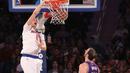 Pemain New York Knicks,  Kristaps Porzingis #6 melakukan dunks tanpa perlawanan dari pemain Sacramento Kings, Kosta Koufos #41 pada laga NBA di Madison Square Garden, (5/12/2016). Knicks menang 106-98. (Reuters/Anthony Gruppuso-USA TODAY Sports)