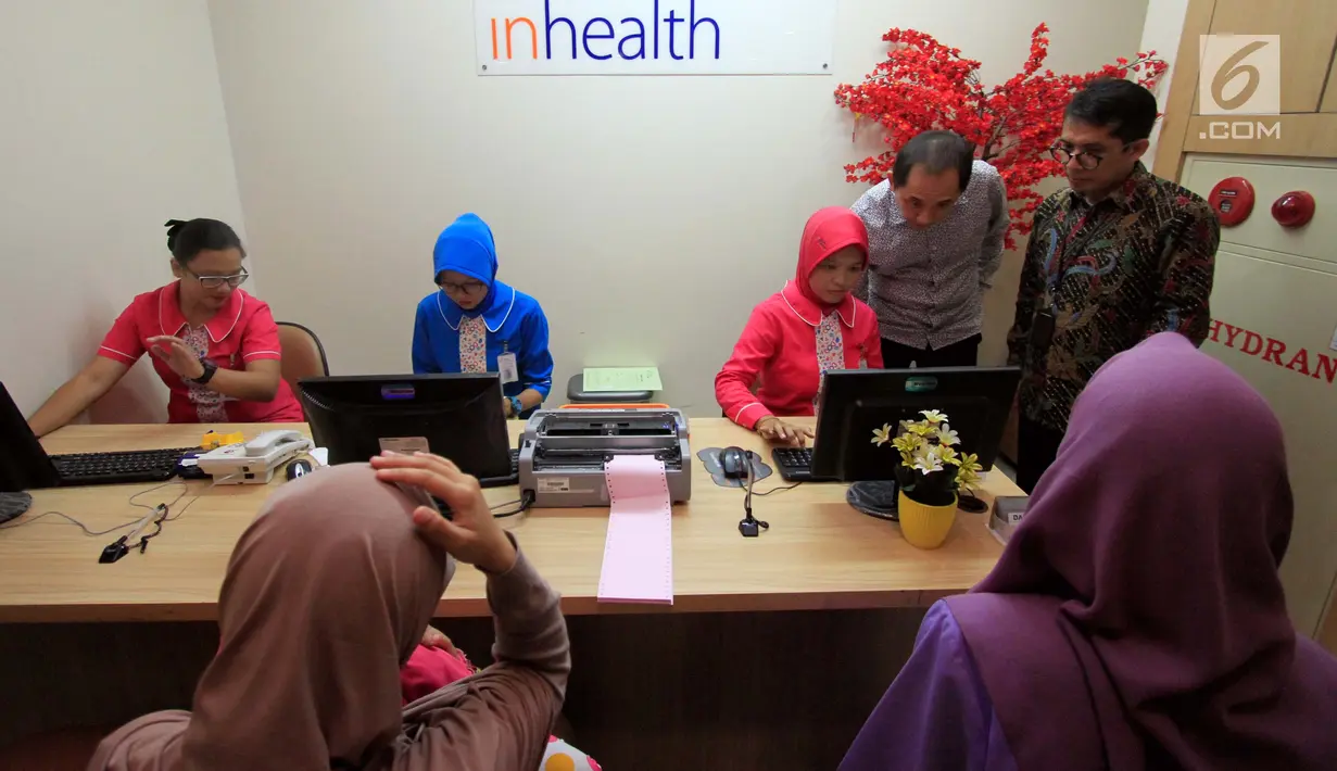 Direktur Mandiri Inhealth Armendra (kanan) mengunjungi konter baru di Rumah Sakit Mitra Keluarga, Depok, Selasa, (26/9). Hingga saat ini Mandiri Inhealth telah memiliki 10 konter khusus untuk layanani peserta Mandiri Inhealth. (Liputan6.com/Helmi Afandi)