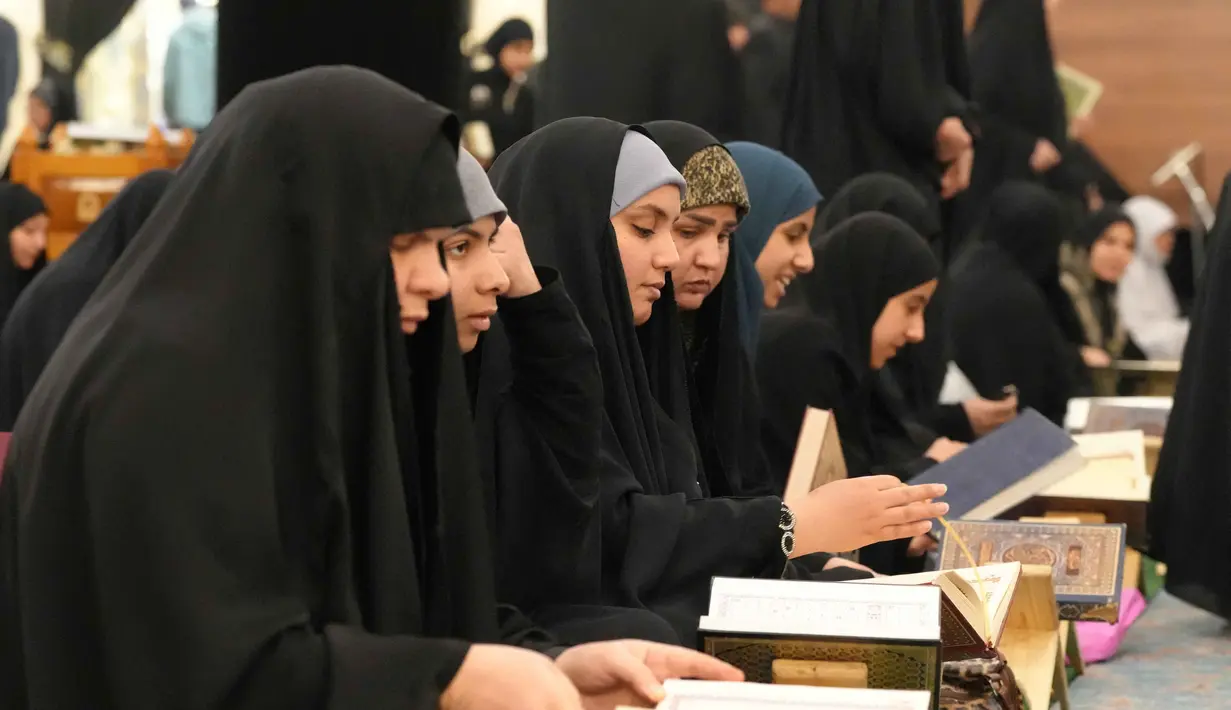 Banyak umat Muslim yang berusaha menyelesaikan bacaan Al-Quran minimal satu kali atau lebih sepanjang bulan suci Ramadan. Tampak dalam foto, para jamaah wanita membaca Al-Quran, saat melaksanakan Itikaf di Masjid Kufa, selatan Baghdad, Irak, pada 12 Maret 2026. (Qassem al-KAABI/AFP)