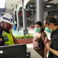 PT KAI Daop 8 Surabaya wajibkan penumpang kereta pakai masker (Foto: Dok PT KAI Daop 8 Surabaya)