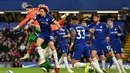 Pemain Chelsea, Kepa Arrizabalaga dan David Luiz berusaha menghalau bola pada laga lanjutan Premier League yang berlangsung di Stadion Stamford Bridge, London, Kamis (4/4). Chelsea menang 3-0 atas Brighton Albion. (AFP/Glyn Kirk)