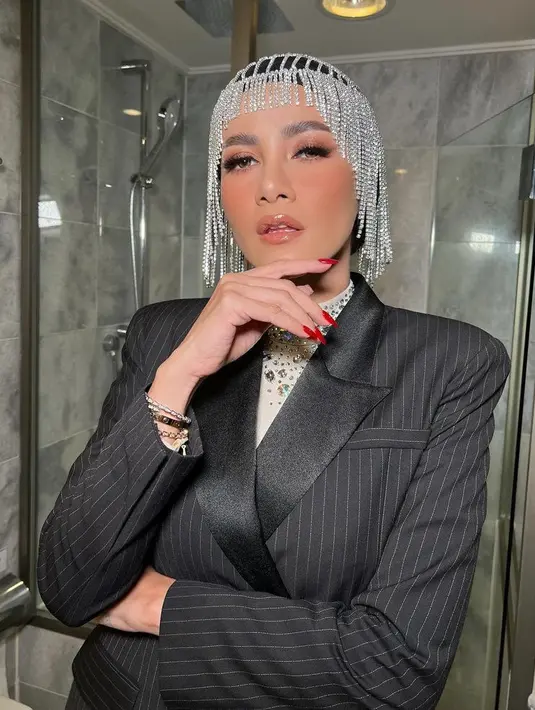 Penampilan Olla semakin menarik perhatian dengan mengenakan headpiece rumbai-rumbai blink-blink bergaya cleopatra di atas turban hitamnya. [@marlenehariman]