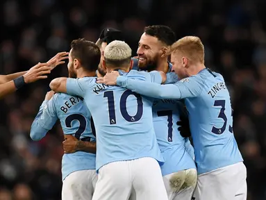 Para pemain Manchester City merayakan gol yang dicetak oleh Raheem Sterling ke gawang Watford pada laga Premier League 2019 di Stadion Etihad, Sabtu (9/3). Manchester City menang 3-1 atas Watford. (AFP/Paul Ellis)