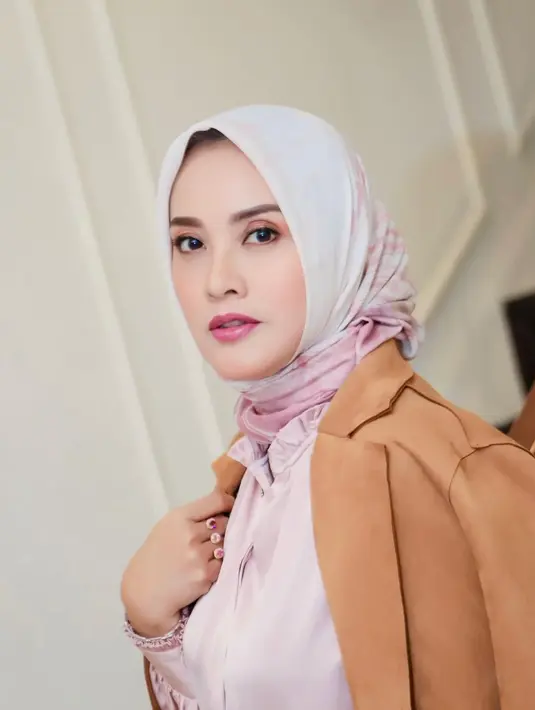 Kali ini, Elma Theana memesona dengan makeup bernuansa lebih lembut. Warna lipstik merah muda yang lembut dipadu dengan makeup natural, dan pilihan outfit yang serasi. Foto: Instagram.