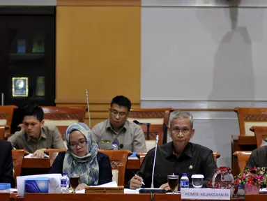 Ketua Komisi Kejaksaan, Sumarno (kedua kanan) saat mengikuti Rapat Dengar Pendapat (RDP) dengan Komisi I DPR RI, Jakarta, Senin (18/4/2016). Rapat membahas tentang pengawasan Komisi Kejaksaan terhadap kinerja Kejaksaan. (Liputan6.com/Johan Tallo)