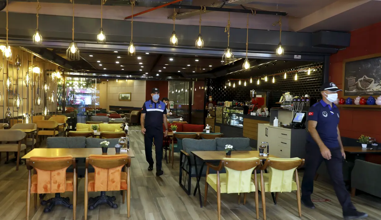 Aparatur kota memeriksa restoran di Istanbul, Turki (19/8/2020). Peningkatan substansial jumlah kasus baru harian COVID-19 di Turki, mendorong pihak berwenang mempertimbangkan penerapan langkah pencegahan dan pembatasan baru guna mengendalikan penyebaran pandemi lebih lanjut. (Xinhua/Osman Orsal)