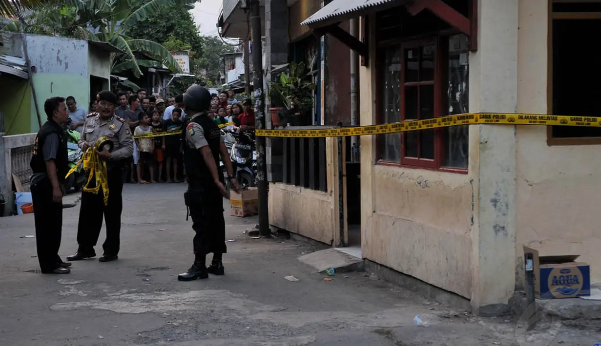 Sejumlah petugas dari Polsek Jatinegara terlihat berjaga dan memasang garis polisi, Jakarta, (9/10/14). (Liputan6.com/Johan Tallo)