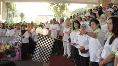 Istri Wakil Presiden Jusuf Kalla, Ibu Mufidah Kalla(ketiga dari kanan), Menkes Nila Djuwita F.Moelok, Ketua MPATI Gayatri Pamoedji, membuka acara fun walk 2015 Autism is not a joke di balai kota, Jakarta, Minggu (29/3/2015). (Liputan6.com/Herman Zakharia)