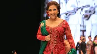 Menteri Kelautan dan Perikanan, Susi Pudjiastuti menjadi salah satu penampil khusus dalam Indonesia Fashion Week (IFW) 2018. Susi menjadi salah satu yang mengenakan busana rancangan karya Anne Avantie. (Adrian Putra/Bintang.com)