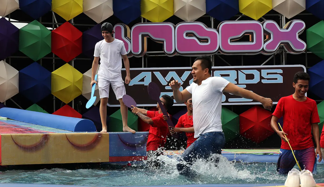 Saipul Jamil terlihat sedang berusaha memenangkan games seru yang dihadirkann dalam acara Inbox Awards 2015. (Wimbarsana/Bintang.com)