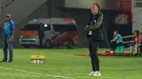 Ong Kim Swee, pelatih Persis Solo di BRI Liga 1 2024/2025. (Bola.com/Radifa Arsa)