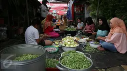 Sejumlah ibu-ibu terlihat sibuk memasak di Dapur umum Daarul Falah, Jakarta, Kamis (1/12). Dapur ini merupakan Posko inisiatif warga untuk memasak nasi bungkus sebanyak 2500 bungkus untuk peserta aksi demo bela Islam 3 besok. (Liputan6.com/Johan Tallo)