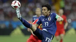 Bek Jepang, Makoto Hasebe, berusaha membuang bola saat melawan Belgia pada babak 16 besar Piala Dunia di Rostov Arena, Rostov-on-Don, Senin (2/6/2018). Belgia menang 3-2 atas Jepang. (AP/Petr David Josek)