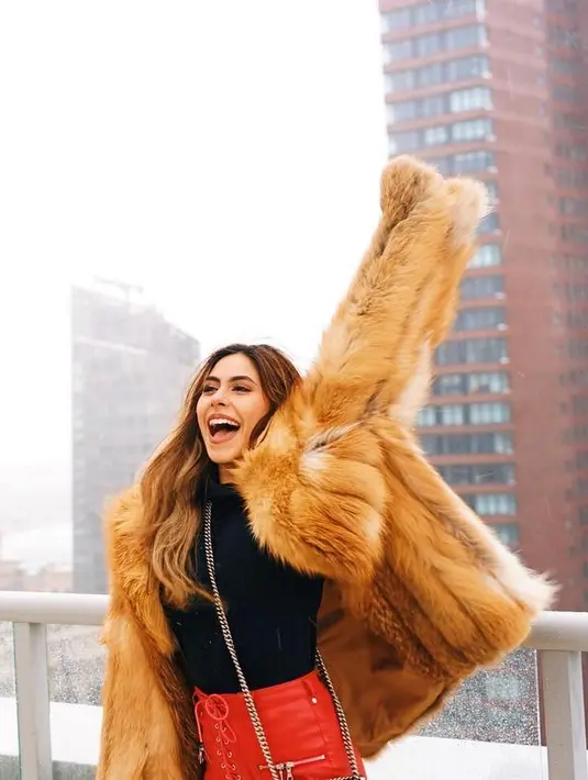 Walaupun mengenakan mantel bulu yang tebal, akan tetapi Valerie Thomas tetap terlihat keren dan stylish. (Foto: instagram.com/valerieethomas)