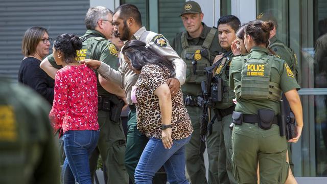 Aparat berjaga di area Robb Elementary School di San Antonio, Texas. SD itu menjadi lokasi penembakan terparah dalam sejarah Texas.
