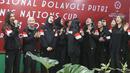 Para pemain asik menyanyi bersama saat acara pelepasan Timnas Voli Putri Indonesia untuk mengikuti ajang AVC Nations Cup 2025 di Padepokan Bola Voli Jenderal Polisi Kunarto, Sentul, Bogor. Rabu (4/6/2025). (Bola.com/M Iqbal Ichsan)