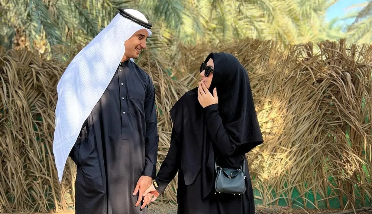 Dalam akun Instagram pribadinya, Margin Wieheerm diketahui tengah menjalani ibadah umroh. Dirinya pun mengunggah momen saat keberangkatan serta selama berada di Tanah Suci. (Liputan6.com/IG/@marginw)