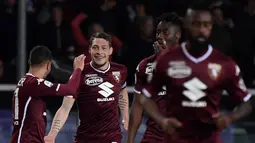 Selebrasi gol pemain Torino pada laga lanjutan Serie A yang berlangsung di Stadion Turin, Torino, Senin (30/4). AC Milan kalah 0-2 kontra Torino. (AFP/Marco Bertorello)