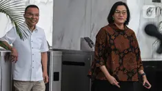 Menteri Keuangan Sri Mulyani (kanan) berjalan bersama Ketua Tim Gugus Tugas Sinkronisasi Prabowo-Gibran, Sufmi Dasco Ahmad (kiri) usai melakukan pertemuan tertutup di Kantor Kementerian Keuangan, Jakarta, Jumat (31/5/2024). (Liputan6.com/Angga Yuniar)