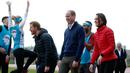 Pangeran William, Kate Middleton dan Pangeran Harry saat mengikuti perlombaan lari dalam acara amal Heads Together di Taman Queen Elizabeth II di London, Inggris (5/2). (AP Photo / Alastair Grant, Pool)