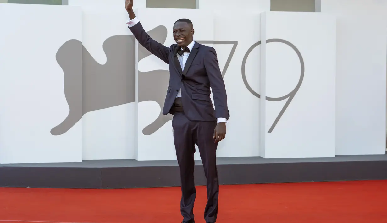 Khaby Lame  menyapa penggemarnya saat tiba untuk pemutaran film "Il Signore Delle Formiche" (Penguasa Semut) selama Venice Film Festival 2022 ke-79 di Lido di Venesia, Italia (6/9/2022). Selain bintang Tik Tok, Lame di Instagram juga berhasil mengungguli sosok referensi seperti Chiara Ferragni. (AP Photo/Domenico Stinellis)