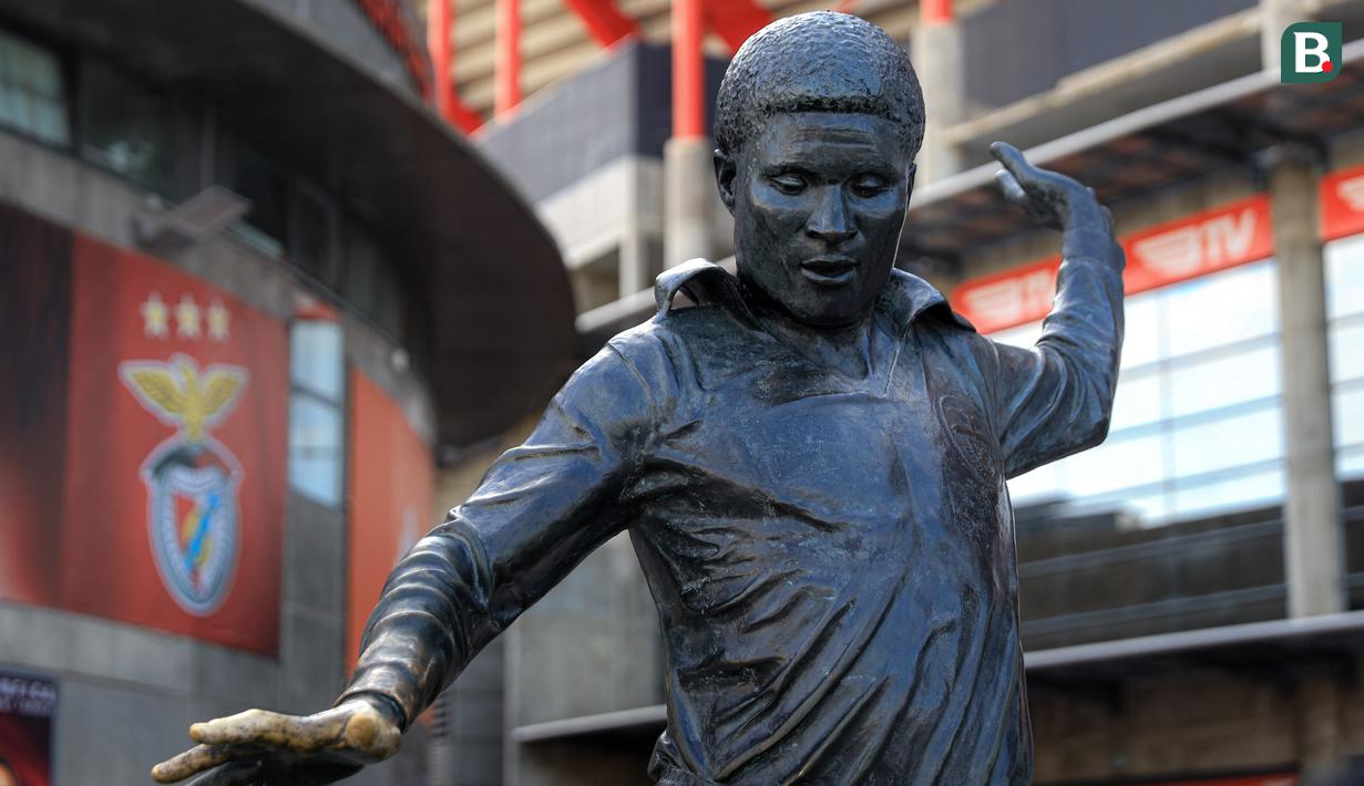 Sesampainya di stadion, Para pemain Korea-Korea Selecao disambut dengan patung sang legenda mereka, Eusebio. (Bola.com/Bagaskara Lazuardi)