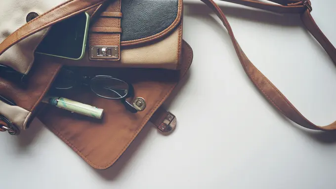 Cara Membersihkan Tas Kulit Tanpa Merusak Tekstrusnya, Aman untuk Semua Warna!