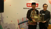 Gubernur Jawa Barat Ridwan Kamil bersama pendiri dan presiden Bukalapak Fajrin Rasyid meresmikan kantor Bukalapak di Bandung. (Huyogo Simbolon)