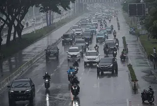 Sejumlah kendaraan melintas saat hujan di Bundaran HI, Jakarta, Jumat (18/2/2022). BMKG mengungkapkan potensi curah hujan meningkat dan cuaca ekstrem sepanjang 17-23 Februari 2022. Sejumlah wilayah diminta waspada dampak yang terjadi dari cuaca buruk. (Liputan6.com/Faizal Fanani)