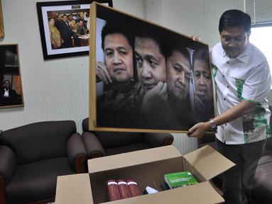 Anggota Komisi III Ahmad Yani membereskan barang-barang yang ada di ruang kerjanya di gedung Parlemen, Jakarta, (11/9/14). (Liputan6.com/Miftahul Hayat)
