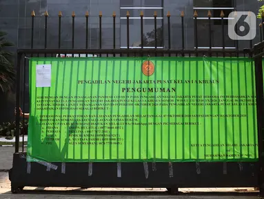 Petugas keamanan menutup pagar gedung Pengadilan Negeri Jakarta Pusat, Rabu (7/10/2020). Pengadilan Negeri Jakarta Pusat menghentikan aktivitas selama tiga hari terhitung Rabu 7 Oktober hingga 9 Oktober 2020 karena adanya hasil tes pegawai yang reaktif COVID-19. (Liputan6.com/Helmi Fithriansyah)