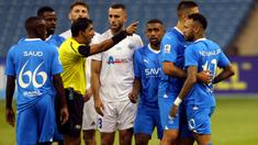 Al Hilal yang diperkuat bintang asal Brasil, Neymar yang hingga kini masih berpredikat sebagai pemain termahal di dunia, hanya bermain imbang 1-1 saat menghadapi klub asal Uzbekistan, PFC Navbahor pada laga Grup D Liga Champions Asia 2023/2024 di King Fahd International Stadium, Riyadh, Selasa (19/9/2023) dini hari WIB. Al Hilal yang bermain di depan publik sendiri harus tertinggal lebih dahulu dari sang tamu lewat gol Toma Tabtadze pada menit ke-52. Al Hilal baru bisa menyamakan skor 1-1 pada menit ke-10 masa injury time lewat gol Ali Al Boleahi. (AFP/Fayez Nureldine)