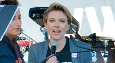 Scarlett Johansson nampak mengenakan kaos hitam bertuliskan "Time's Up" yang dipadukan dengan blazer abu-abu. Scarlett bergaya cukup santai dengan jeans dan potongan rambutnya yang kini pendek (instagram/justjared)